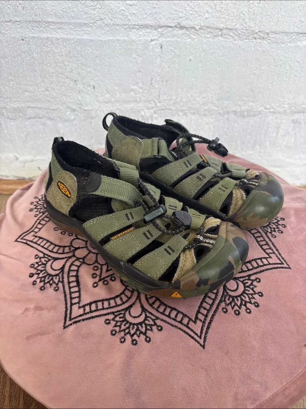 Keen Boys Olive Green Camo Closed-Toe Hiking Waterproof Sandals sz 13